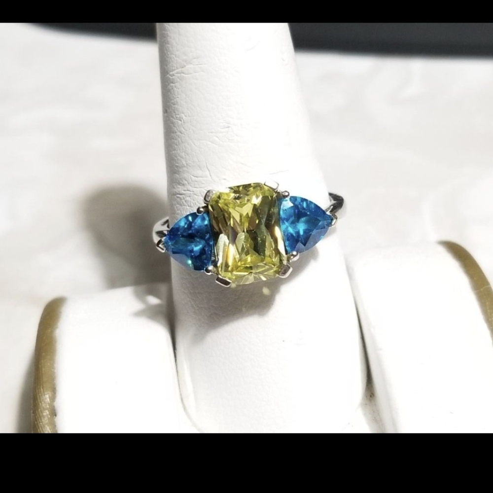 10k White Gold Aqua & Yellow Emerald Trillion cut three stone ring - Picture 2 of 10